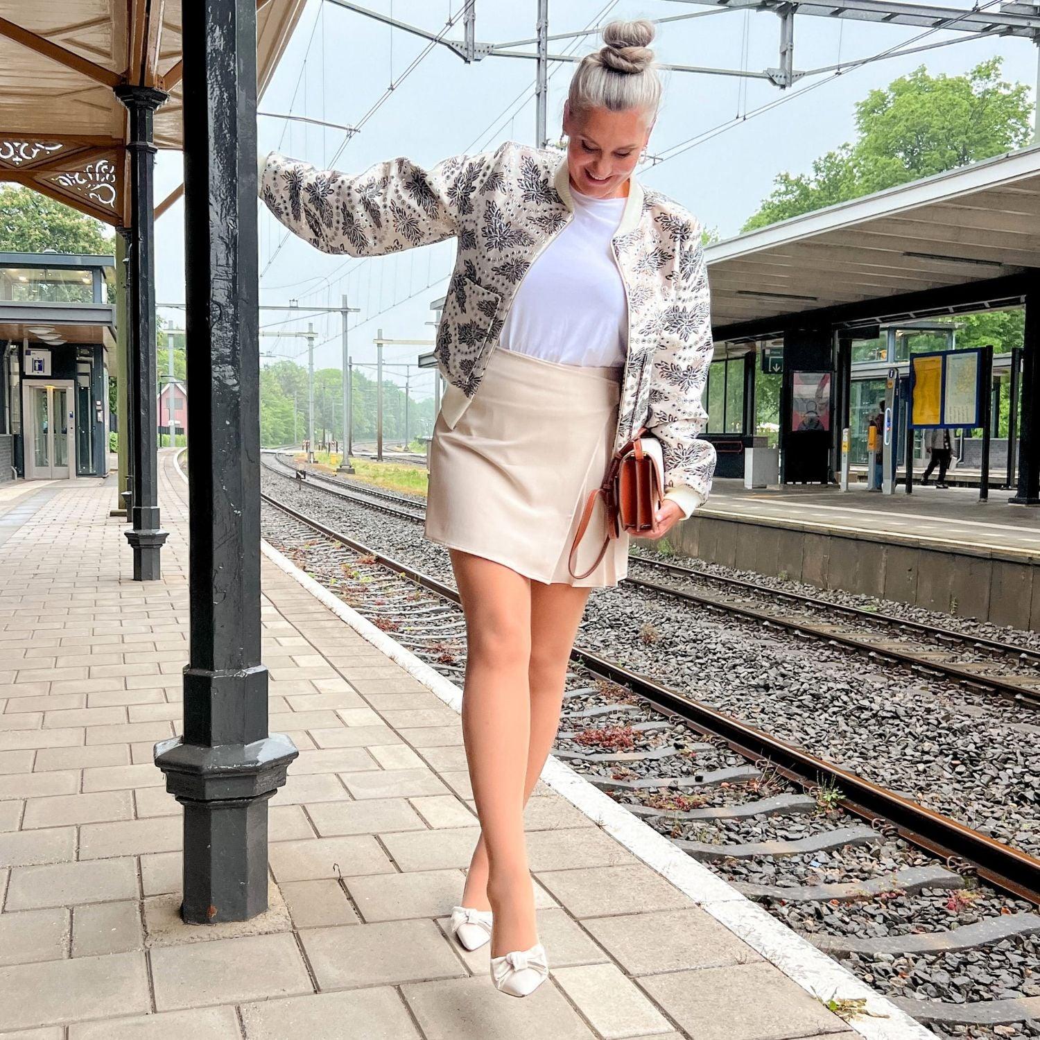 Sheer 30 Den Pantyhose - Caramel Latte - Image 11
